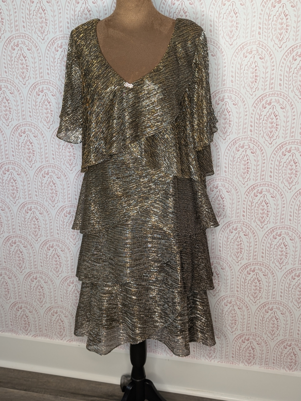 HOLIDAY Shimmering Tiered V-Neck Midi Dress SZ 14